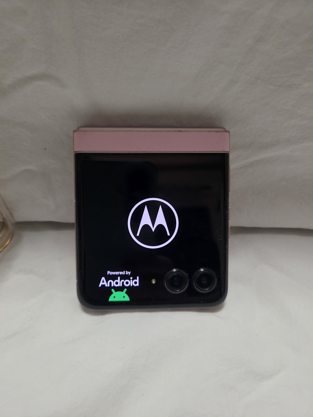 Like-new 2025 Motorola Razr in beautiful pink. The phone has been factory reset